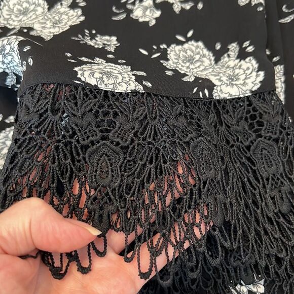 Forever 21 szS black & white flowered kimono cover up w/lace on sleeves EUC - Picture 8 of 8